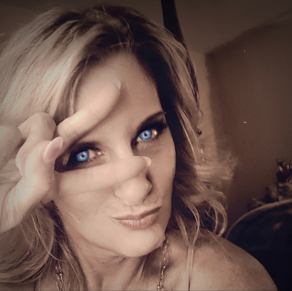 Meet your Posher, Julie - Picture 2 of 3